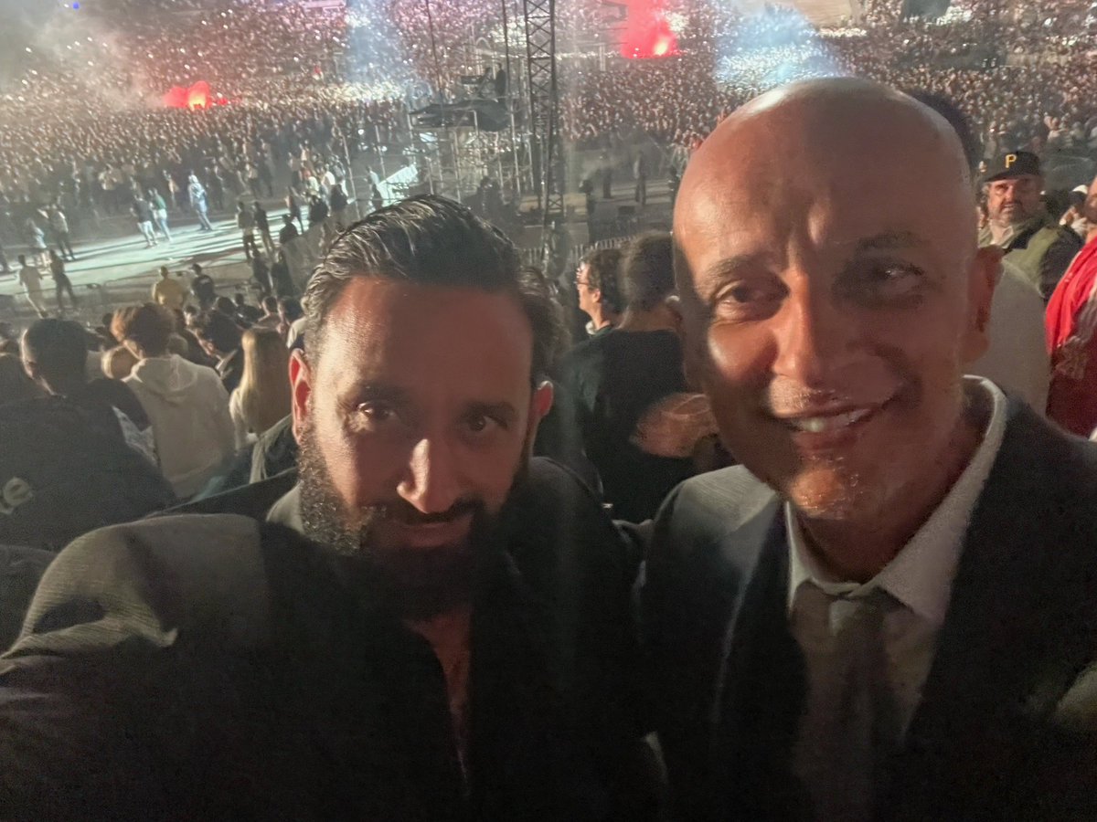 Les 2 seuls gars en costume au concert de Booba : Cyril Hanouna et Mohammed Amimer! 

C etait le feu! 🔥🔥 @booba
