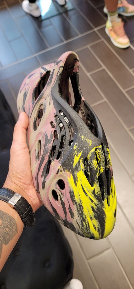 LexxDaTurtle's tweet photo. Wsup Fam!
These Adidas Yeezy Foam Runner MX Carbon's are interesting in hand!
🐢😁👍
@SneakerAdmirals
#ImpossibleKicks https://t.co/dAh4PbgWom