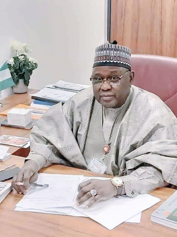 isnuhu's tweet photo. PROJECT NINETEEN 

#KwariProject65
#KwariAtWork

Supply and Installation of 300 KVA Transformer at Tudun Saibu, Maigana Ward, Soba LGA facilitated by @Abdu_Kwari 

©️ Kwari Media Team
@GovKaduna @TrackaNG @DrHadiza @Better_Kaduna @haliluhassan https://t.co/40DnPQnOxw