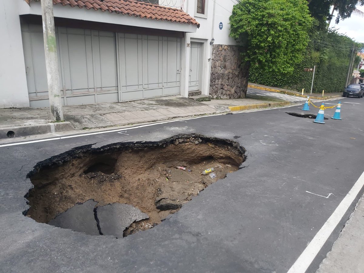 Fridaaa109's tweet photo. Carcava en Pasaje 2 en San Benito. Urge que la reparen lo antes posible para evitar una tragedia. @ANDASV @FOVIALITO @alcaldia_ss @alcaldia_ss @hectorsilva @alertux https://t.co/gei8dDOdfS