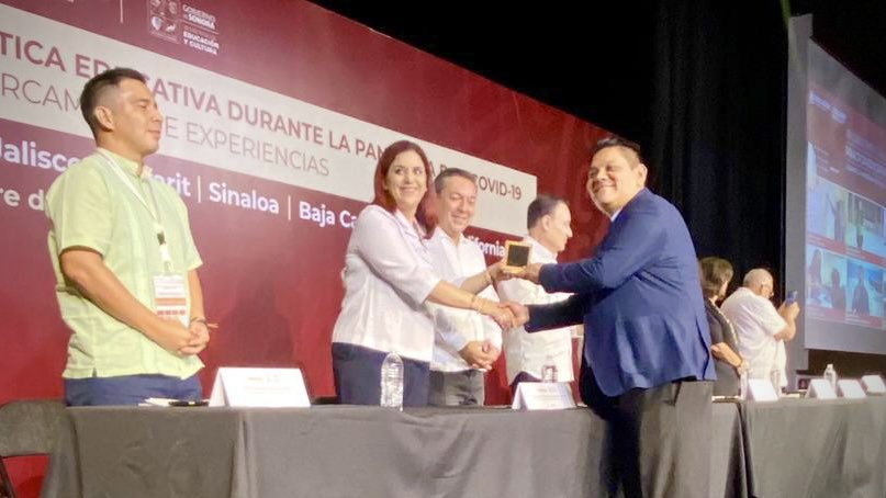 BettyCotaPonce's tweet photo. En calidad de presidenta de la comisión de Educación y Cultura del @CongresoSon, asistí al reconocimiento que se le hizo a la práctica educativa de las y los docentes durante la pandemia por COVID-19, con el "Foro Regional Para el Intercambio de Experiencias". https://t.co/IUjYhnXuUJ