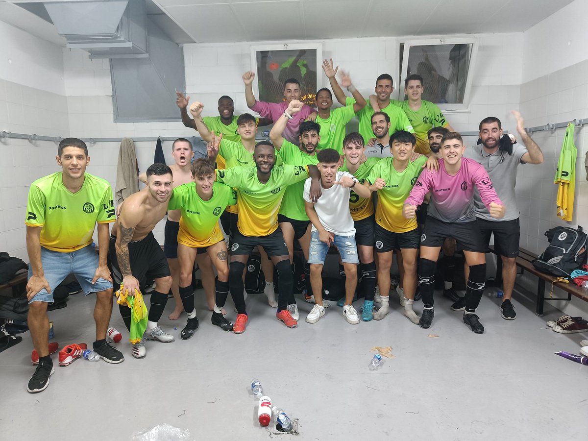 FCcanbuxeres's tweet photo. El Amateur A se clasifica para la final de la @CopaLHospitalet tras empatar 0-0 ante la @UniBellvitge y ganar en la tanda de penaltis.
#CopaLh #AmateurA #SentimientoCanbu #JuegaEnVerde #FcCanBuxeres 
⚽🧡💚 https://t.co/9d7cqbBWxA
