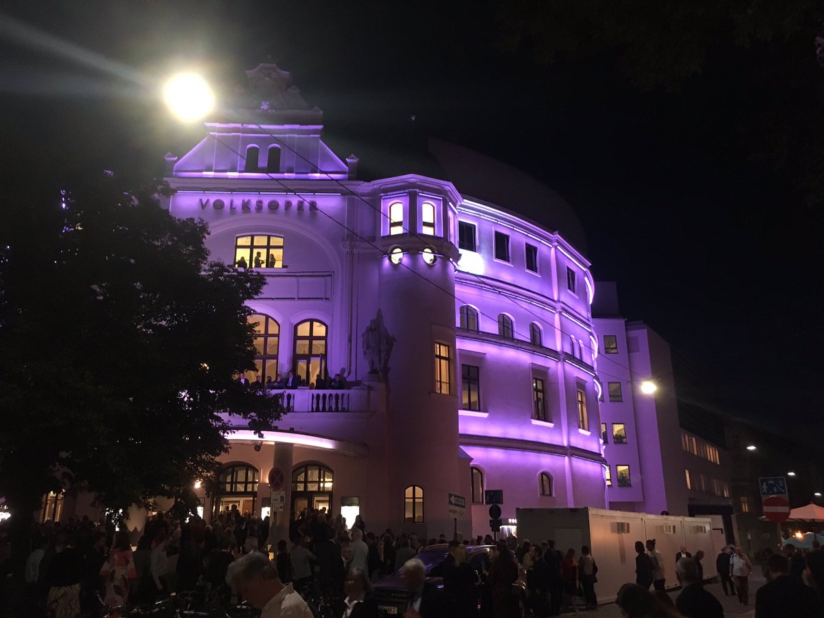 KarlHurb's tweet photo. Pink TL forward w #LotteDeBeer’s new era @Volksoper_Wien, but TL backward in @gloger_jan’s #DieDubarry abt 👩 emancipation from today 2 Louis XV. @KaiTietje 💉⚡️to #Mackeben-version. #AnnetteDasch rocked it w Prussian charm, #HaraldSchmidt talk host as 🤴@LucianKrasznec satin ♥️. https://t.co/eUoR1LVBpU