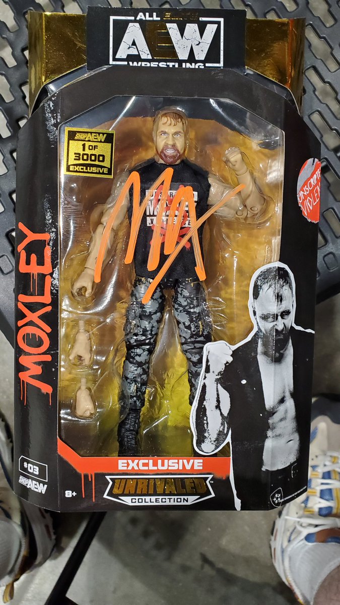 WasabiRyo's tweet photo. Mox is so damn cool. Definitely in his corner for #AllOut and want Chicago-boy to lose. New exclusive figure is signed. #AllOutFanFest https://t.co/vGrSmbBavO