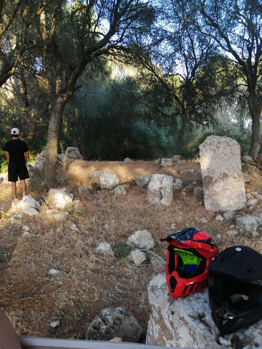 3l4dr1's tweet photo. Hoy a las 22 15 de la noche me han robado el casco en santlluis al lado de la entrada de pou nou, el casco es de cross negro con dos pegatinas blancas detras de la marca yema (abajo foto). Si alguien lo ve, porfavor que se ponga en contacto conmigo.
Se agradece difusion 🙏 https://t.co/DE3TOKnuVG