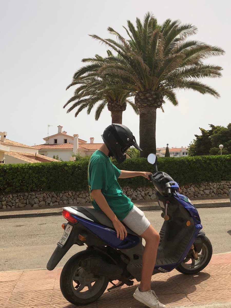 3l4dr1's tweet photo. Hoy a las 22 15 de la noche me han robado el casco en santlluis al lado de la entrada de pou nou, el casco es de cross negro con dos pegatinas blancas detras de la marca yema (abajo foto). Si alguien lo ve, porfavor que se ponga en contacto conmigo.
Se agradece difusion 🙏 https://t.co/DE3TOKnuVG