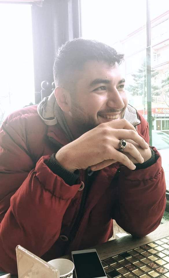 AgaogluMEK's tweet photo. Yıllar geçti,ben yoruldum
Dillerde kirlendi adım
Ne uslandım, ne duruldum
Ben seni hiç unutmadım…Takvim sonunu unuttu
Bülbül kanını unuttu
Düşman kinini unuttu
Ben seni hiç unutmadım…Çehren gibi baktım aya
Kanadım, toprağa,suya
Dağ-taş düşerken uykuya
Ben seni hiç unutmadım… https://t.co/PrgJ2Tze4t