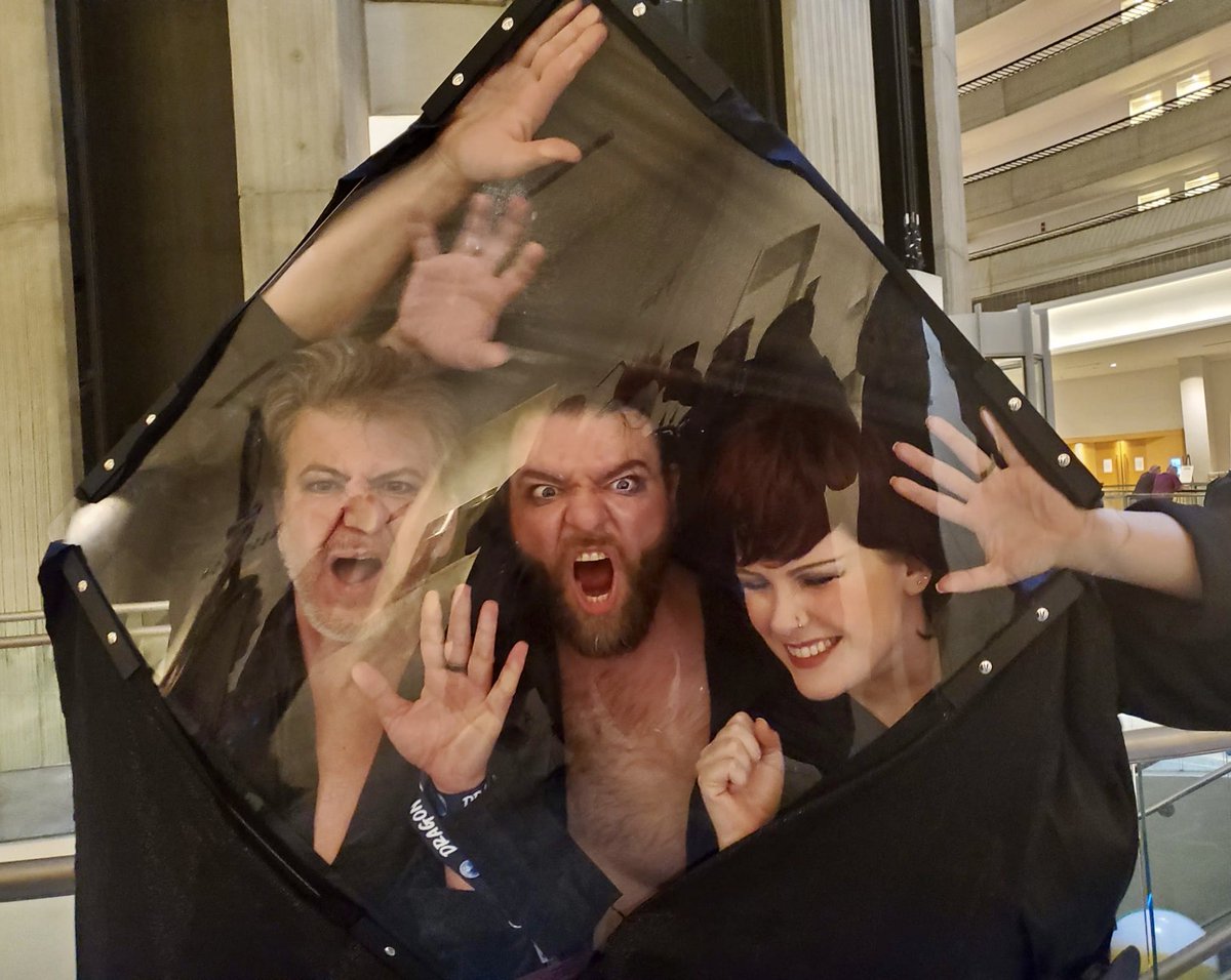 never been a cosplay or Comiccon guy but this is kinda brilliant