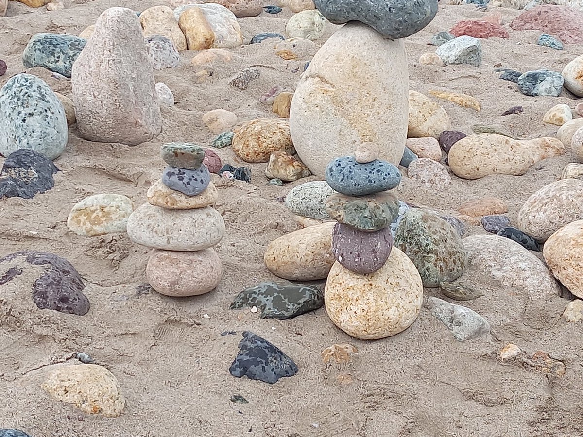 NereydaVHC's tweet photo. El sentido de amar resulta interesante, como este conjunto de torrecitas de rocas que decidimos armar, ambas con cinco rocas como el objetivo de amor que se comparte, pero cada torre luce distinta porque estamos conformados de distintas características que funcionan bien juntas. https://t.co/JF58OLvwDX