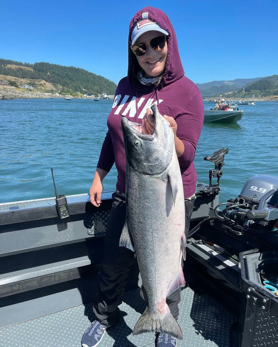 FishingStaff3's tweet photo. Blue skies and silver fish! 🙌🏼 awesome day!  

#wintersteelhead #fishing #wintersteel #chrome #chromer #steelhead #fishing #bigfish #salmon #lamiglass #willieboats #oregon #tightlines #pnw #riverfishing #beckmannets #stlhd #bonker #salmon #salmonfishing https://t.co/0GqcyrJjsu