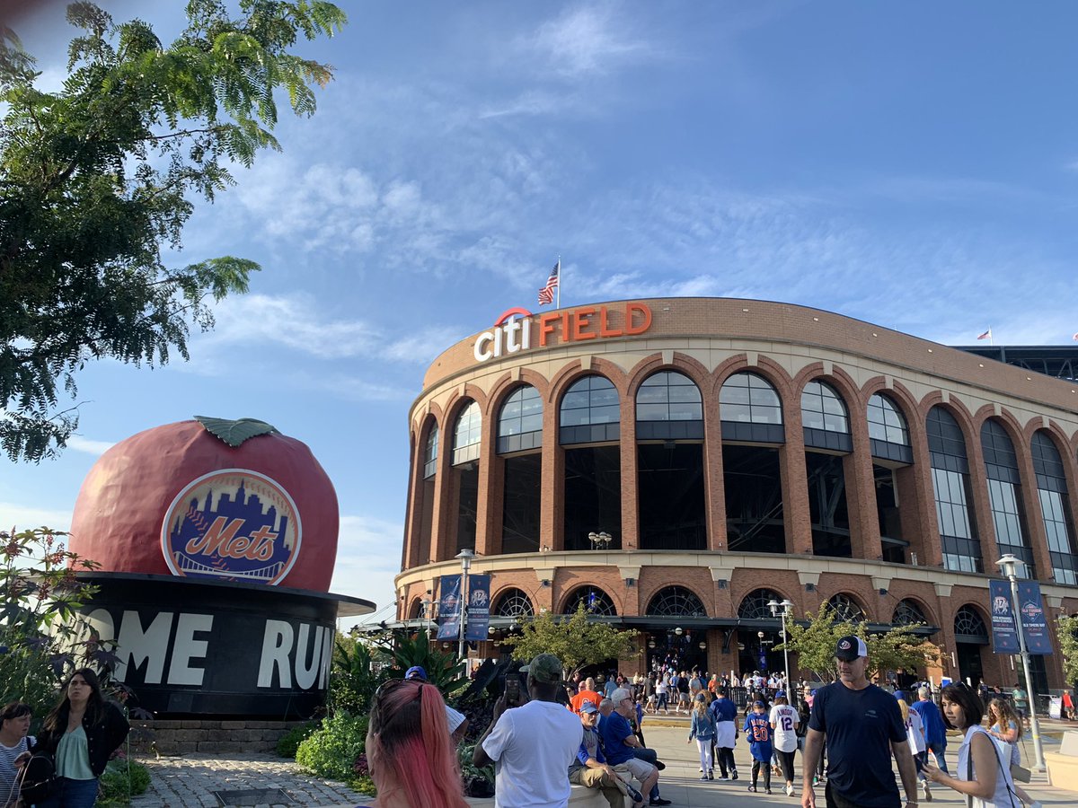 JenTruly07's tweet photo. #QueensInQueens 👑#NotAtTheColiseum https://t.co/Dwp317JLSy