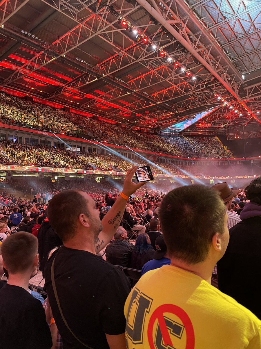 Toma_zlt's tweet photo. #WWECastle Que dire quelle soirée quel show quelle ambiance !! Une experience unique malgré la clim a la fin c’était immense !! https://t.co/Ooeig40433