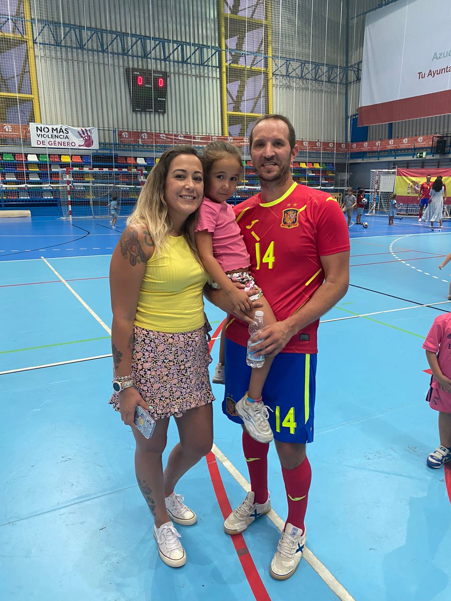 _kita14_'s tweet photo. Esto no tiene precio, jugar con la selección en casa y delante de tu familia. ❤️❤️😍😍 https://t.co/7nZrKo0Kis