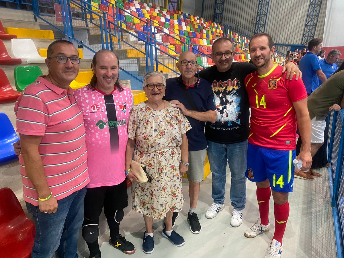 _kita14_'s tweet photo. Esto no tiene precio, jugar con la selección en casa y delante de tu familia. ❤️❤️😍😍 https://t.co/7nZrKo0Kis