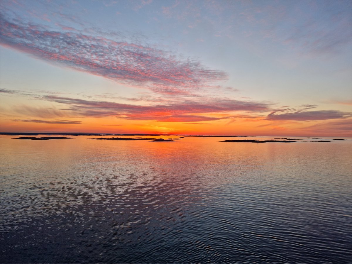#sabadoentn 
Atardecer navegando por el Mar Báltico rumbo a Estocolmo.
Saludos a todo el equipo