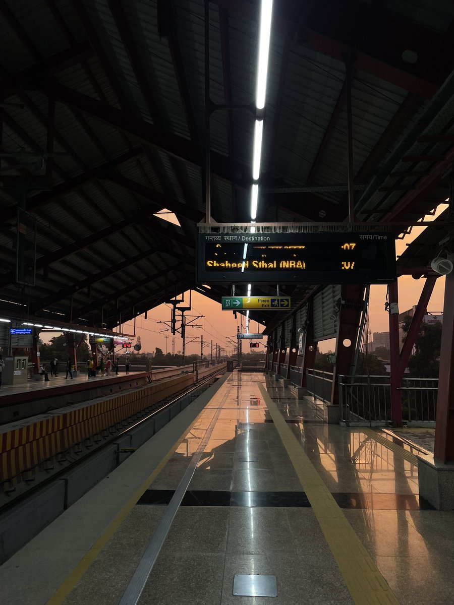 AryanTr36558340's tweet photo. In solitude I find my answers !
#solitute #delhimetro https://t.co/UvNKmef5d9