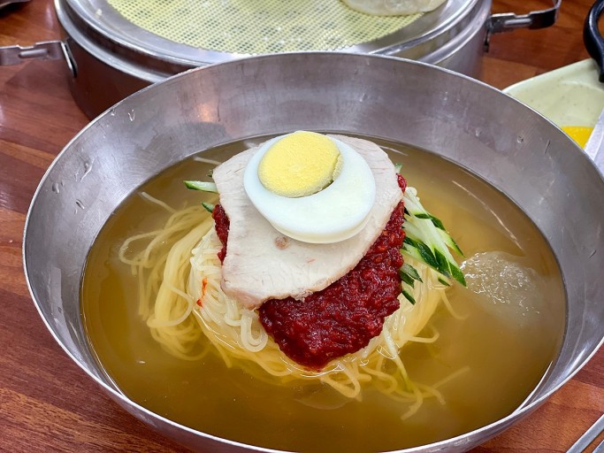 armyVillage's tweet photo. ☆부산 맛집 어디까지 가봤니 아미편 ☆

1.부산역에 도착하시면 첫끼로 무조건
초량밀면을 드세요 두번드세요 부산 밀면의 원조 격이라고 감히 자부합니다
만두는 안시키면 돼지 아미 예의 아님

2.부산역에 왔으면 남포동 정도는 가줘야 아부산에 왔구나 하죠

남포동에서 무조건 드셔야하는것 https://t.co/KANBzsFrH8