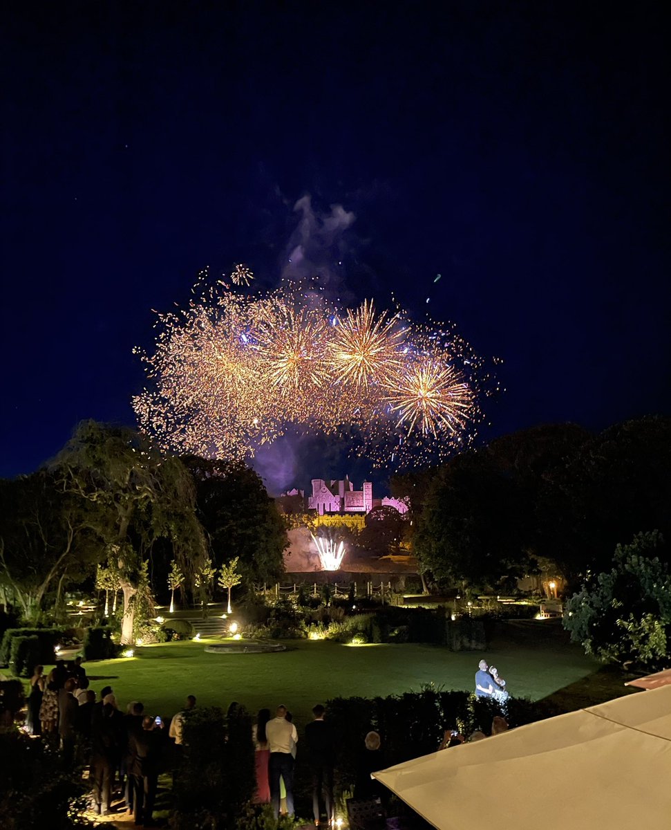 The money shot. #threewordtweet @CashelPalace @VisitTipp #RockofCashel