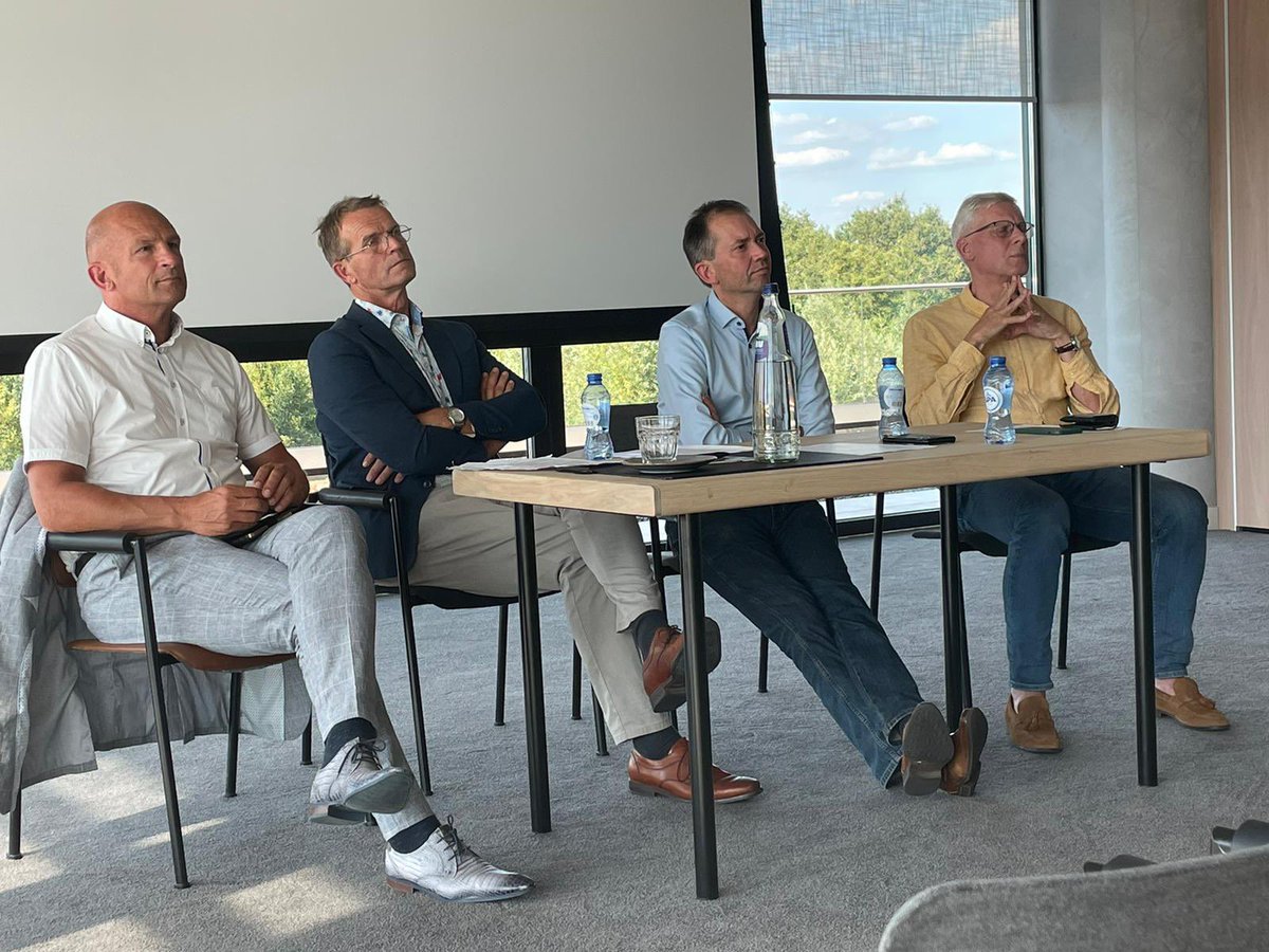 Bijeenkomst <a href="/CDAOverijssel/">CDA Overijssel</a> met betrokken leden;duidelijke taal en steun voor aanpak <a href="/CDAOverijssel/">CDA Overijssel</a> met inbreng van <a href="/vanHijum/">Eddy van Hijum</a> <a href="/JeroenPiksen/">Jeroen Piksen</a> @StasFB <a href="/Hilde_PM/">Hilde Mulder</a> en <a href="/TheoRietkerk/">TheoRietkerk</a> olv voorzitter <a href="/marcdullaert/">Marc Dullaert</a> : koers vasthouden, rug rechten en perspectief voor de landbouw en de regio’s