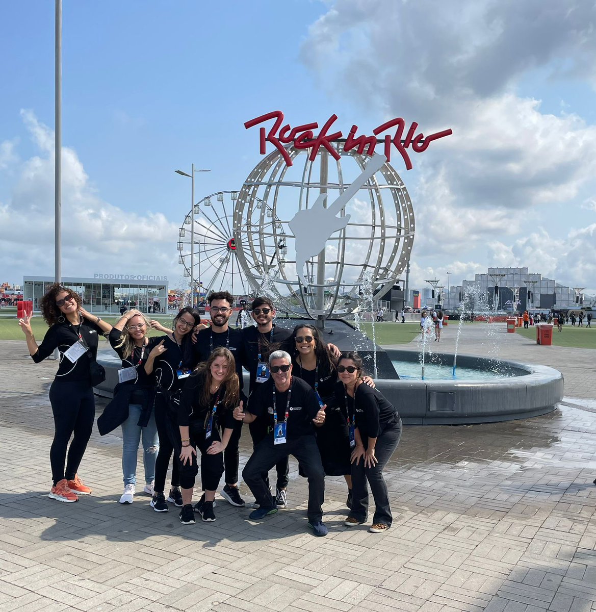 Approach_Com's tweet photo. Parte do #TimeApproach na Cidade do Rock! 🖤
A equipe está à frente de toda a operação de imprensa do evento, atendendo mais de 600 jornalistas por dia! 🤘🎸 #ApproachNoRockinRio https://t.co/DyHk38WAox