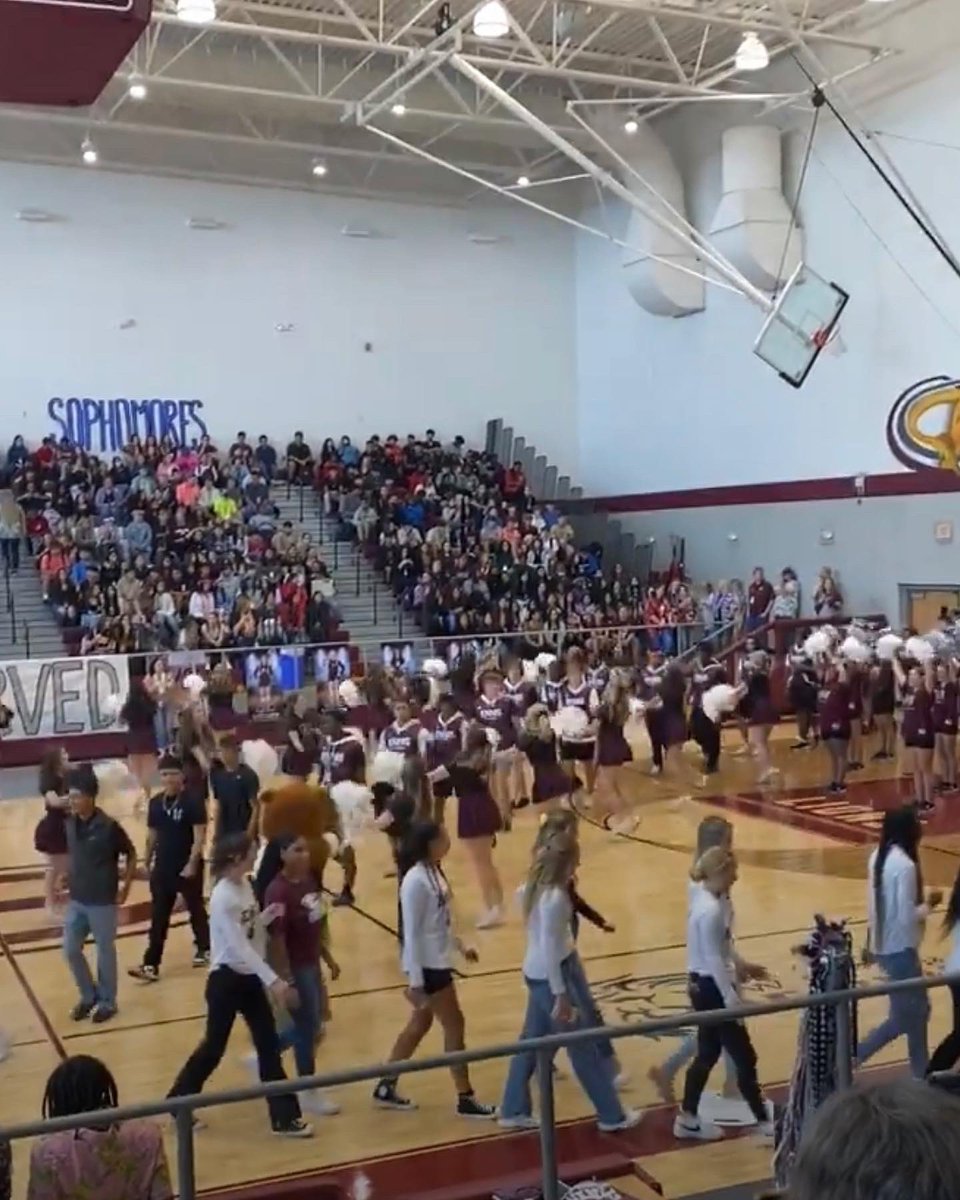 ehscheerandcrew's tweet photo. First pep rally since 2019! It was great to bring the tradition back! https://t.co/pJ8dNnNMbK