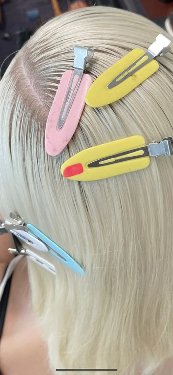 coiffeur_h's tweet photo. アムステルダムファッションウィーク🇳🇱３年連続参加してるけどオランダのこのヘア、メイク業界日本人自分１人だけしか居ないから、これからオランダに来る日本の若手ヘア、メイクさん達の良い環境作る為に責任持って闘ってます。大トリのショーが、一番嵐のような時間やた。髪と人への労わり。修行🙏 https://t.co/wTtfJ0iMSc