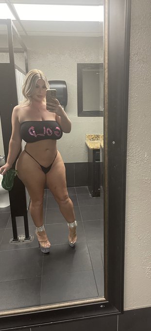 https://t.co/shxaQNijTy for the version with my titties out https://t.co/vKqmNFMCGm