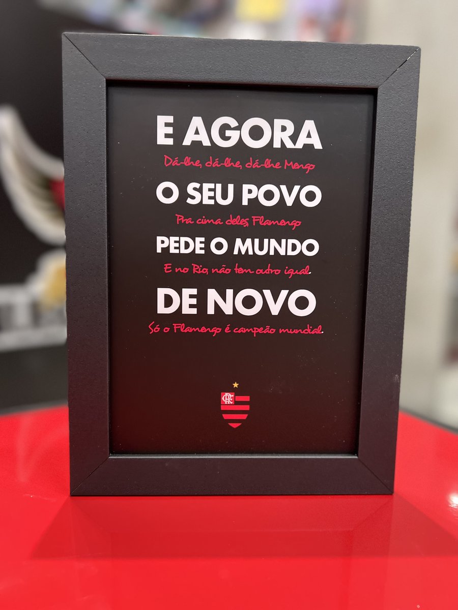 futframe's tweet photo. HOJE É DIA DE ROCK, BEBÊ! 🎸🤘

Em clima de #RockInRio, qual é a sua música de torcida favorita? 🎶🏟️

Você encontra esse e outros modelos na loja oficial do Flamengo mais próxima de sua casa. 🖼️ #FutFRAME #CRF https://t.co/RLb8q07ynx