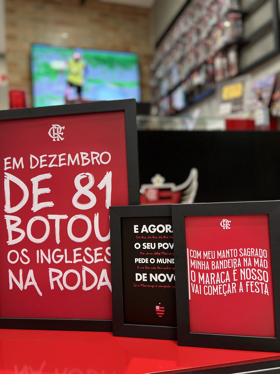 futframe's tweet photo. HOJE É DIA DE ROCK, BEBÊ! 🎸🤘

Em clima de #RockInRio, qual é a sua música de torcida favorita? 🎶🏟️

Você encontra esse e outros modelos na loja oficial do Flamengo mais próxima de sua casa. 🖼️ #FutFRAME #CRF https://t.co/RLb8q07ynx