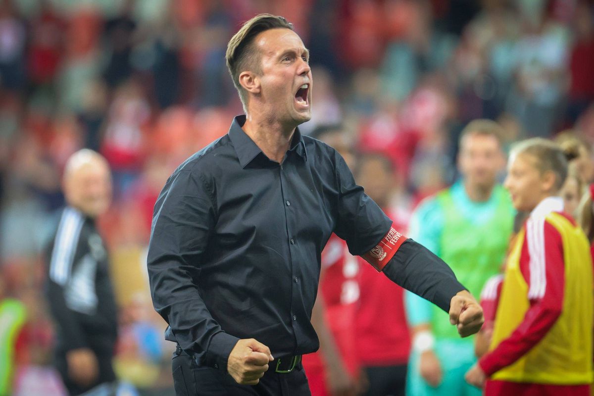 ladh's tweet photo. Deila après la victoire du Standard contre Ostende: "J’ai chanté avec les fans pour que Raskin reste" https://t.co/G0xamDquAH https://t.co/6fv65fNDwH