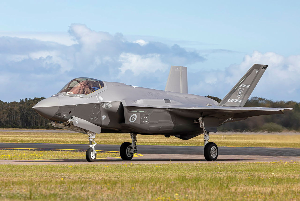 CoronetEast's tweet photo. Six brand-new F-35s arrived at RAAF Townsville #YBTL as #ASY1057 and #ASY1067 flight, September 2nd 2022. Supporting #ALTRV Lightning Ferry 22 were KC-30s #ASY685 (A39-005) and #ASY686 (A39-006). Serials A35-051 to A35-056 🇨🇰 #F35deliveryflight #RAAF https://t.co/ZWEnPQ732t