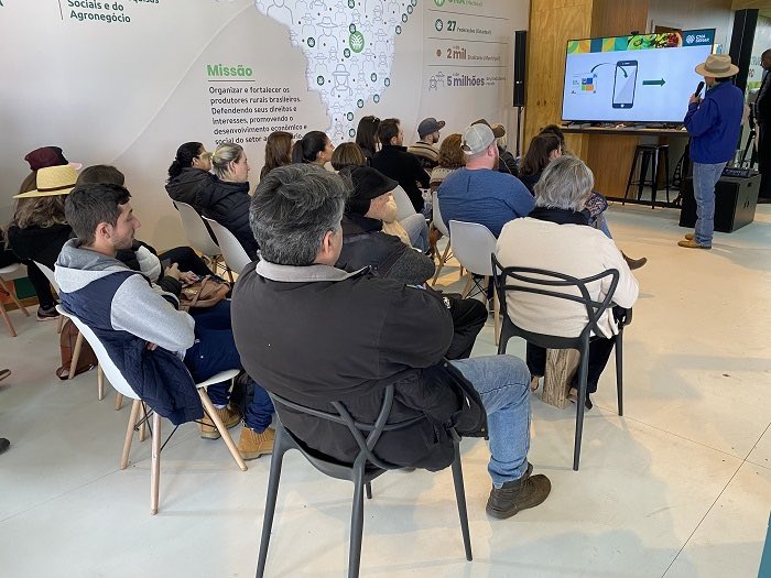 SistemaCNA's tweet photo. O ciclo de palestras no estande do Sistema CNA/Senar na #Expointer2022 foi encerrado hoje (3) com debates sobre o cenário de fertilizantes, o uso de recursos tecnológicos na educação rural e custos de produção.

🔗 https://t.co/6SXKRPqWzZ https://t.co/UFFjewVg5V