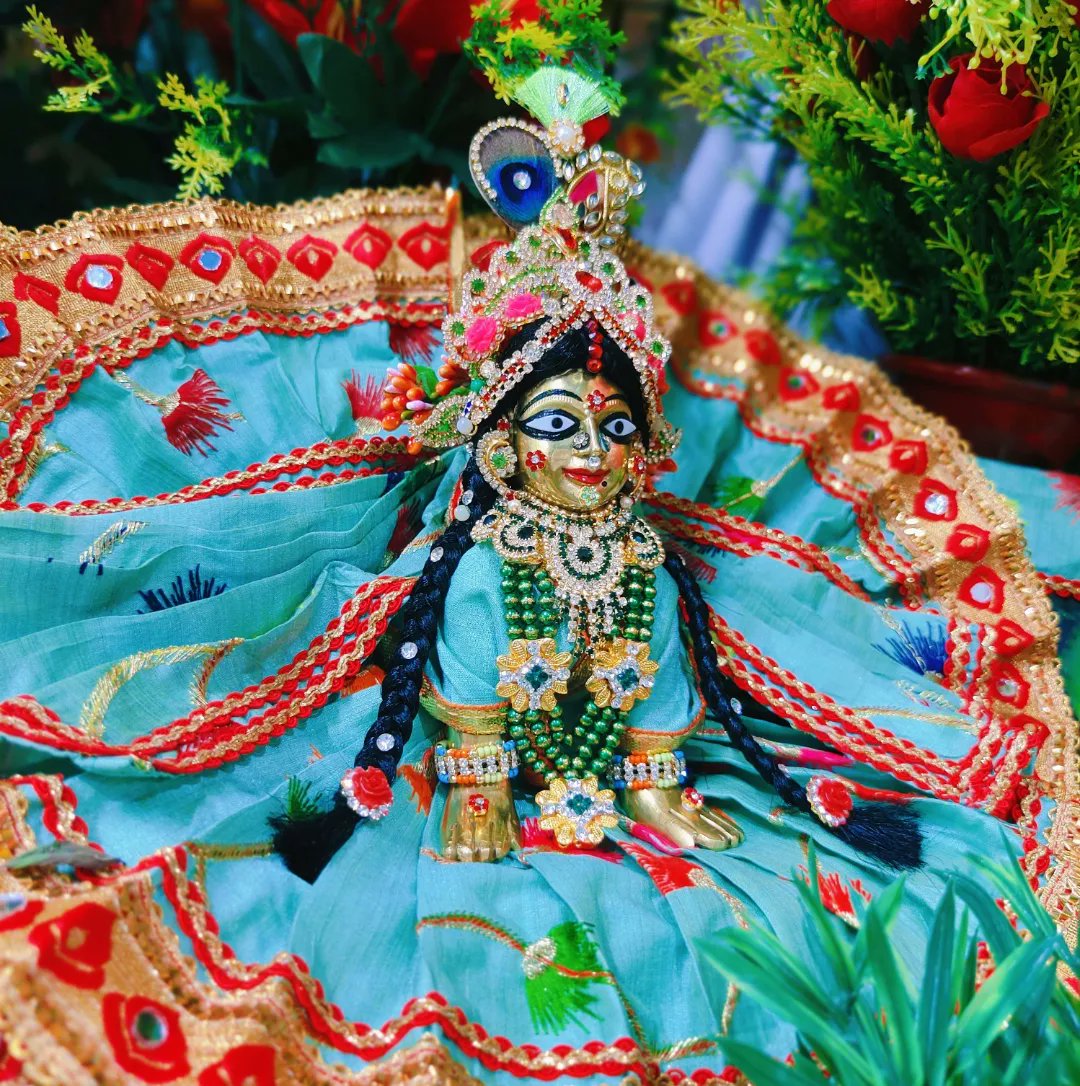 AHaridasi's tweet photo. श्री राधा अष्टमी की मंगल बधाई।। ❤😇

सकल भुवन की सुंदरता,
वृषभानु गोप कैं आई री।
जाकौ जस गावत सुर मुनिजन, 
निगम चतुर्मुख माई री।। 
नवल किशोरी, रूप गुन श्यामा 
कमला-सी ललचाई री। 
1/2 https://t.co/BKIdoKFP6z