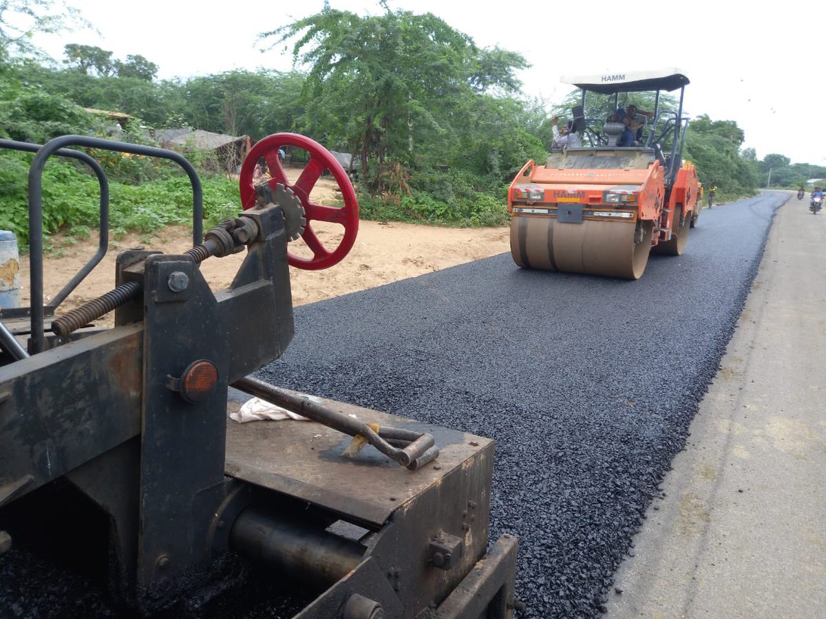 HemanNamo's tweet photo. After unprecedented rains in #Gujarat now every where administration can be seen repairing and re carpeting roads of Gujarat. Gujarat is one state where administration always acts fast. https://t.co/jBV7DtTW6s