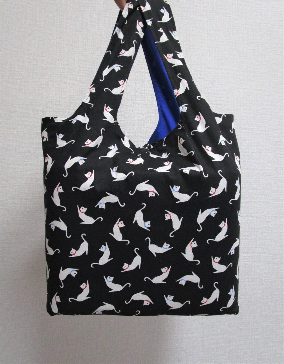 mokecute's tweet photo. リバーシブルエコバッグの猫柄シリーズ(=^・・^=)♪
本日より出品していきます。

＃ハンドメイド　＃エコバック　＃リバーシブル　＃猫柄　＃猫好き　＃ぺいぺいフリマ　＃ヤフオク　＃布小物 https://t.co/kuC44fhZlB