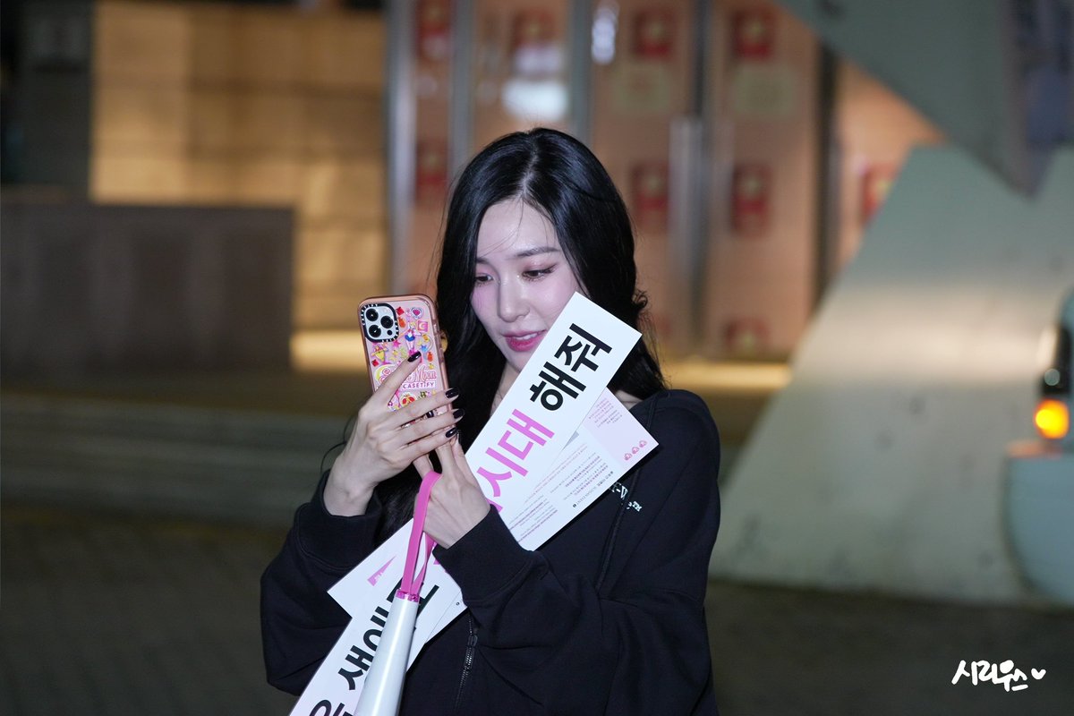 Sirius0628_pic's tweet photo. 220903 2022 Girls′ Generation Special Event - Long Lasting Love 퇴근길 Preview💕

촬영 준비중…ing

#소녀시대 #GirlsGeneration #티파니 #TIFFANY https://t.co/r0yFRgbrzK