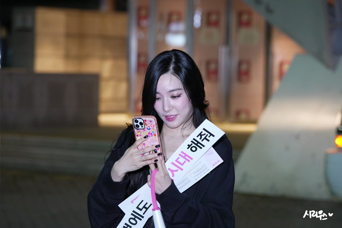 Sirius0628_pic's tweet photo. 220903 2022 Girls′ Generation Special Event - Long Lasting Love 퇴근길 Preview💕

촬영 준비중…ing

#소녀시대 #GirlsGeneration #티파니 #TIFFANY https://t.co/r0yFRgbrzK