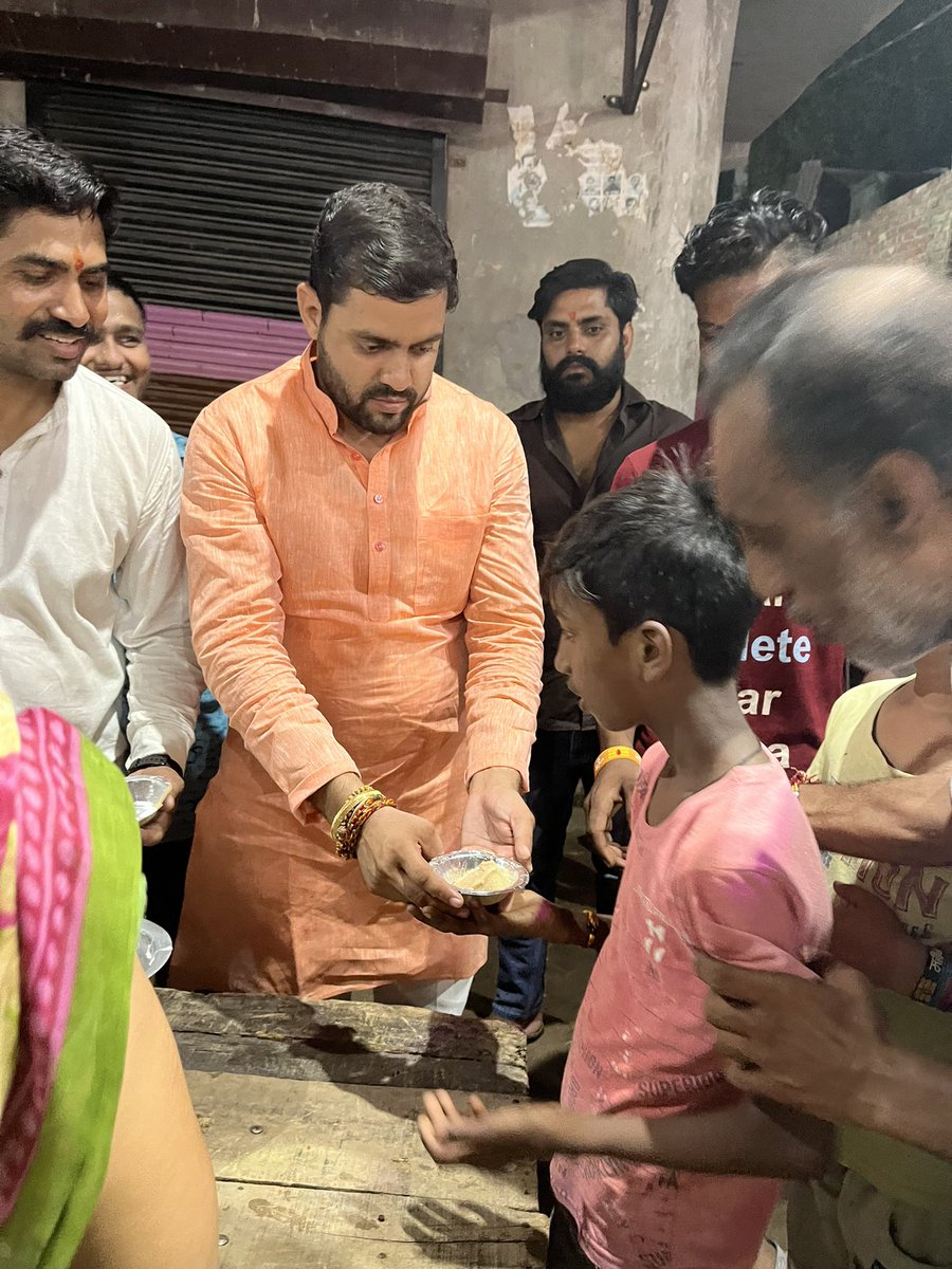 कल गणपति पूजन में सम्मिलित होकर आरती करने का सौभाग्य प्राप्त हुआ।#Bappa का आशीर्वाद प्राप्त कर प्रसाद वितरण किया।सुंदर कार्यक्रम के लिए श्री गणेश सेवा समिति व भाई कुलदीप सिंह सहित वार्ड नं 31 के सभी साथियों को हार्दिक साधुवाद💐
#ganpatibappamorya
<a href="/CharuPragya/">Charu Pragya</a> <a href="/arjunbhatigolf/">Arjun Bhati - ( भारतीय ) 🇮🇳 🙏</a>