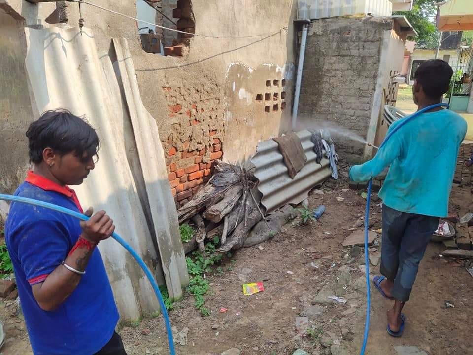 HemanNamo's tweet photo. District administration is also taking care that no epidemic or disease spreads. The administration is spraying medicines and cleaning ever Nike and corner from house to house #GujaratModel #GujaratRains https://t.co/KD8RFzJbyS