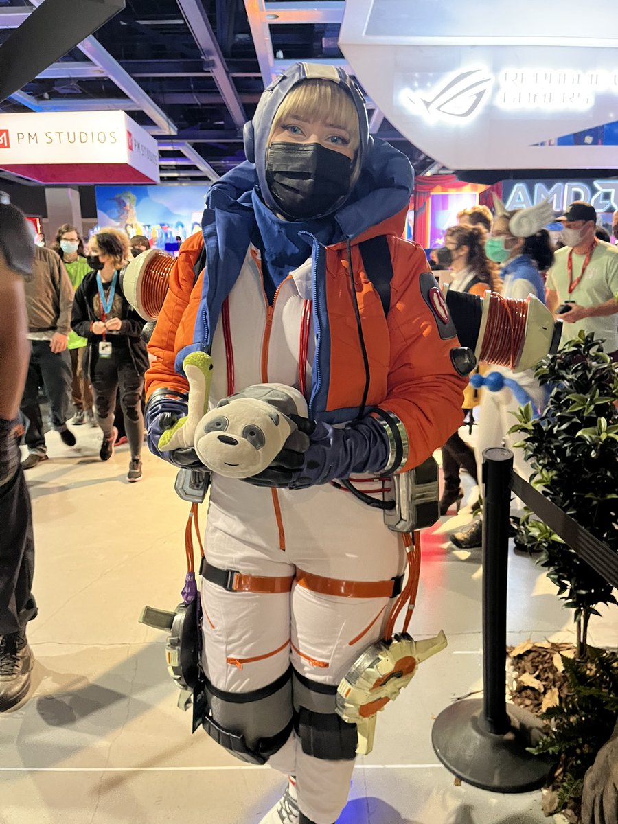 thefluffymallow's tweet photo. The #paxpanda found a new best friend :) #paxwest https://t.co/6FQdilOHbl