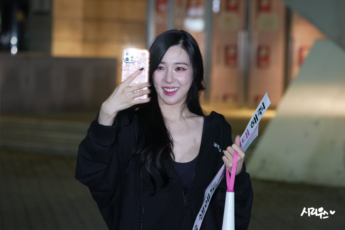 Sirius0628_pic's tweet photo. 220903 2022 Girls′ Generation Special Event - Long Lasting Love 퇴근길 Preview💕

서로 찍어주는 중…ing📸

#소녀시대 #GirlsGeneration #티파니 #TIFFANY https://t.co/bQNFEaliAX