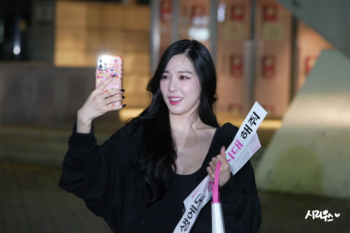 Sirius0628_pic's tweet photo. 220903 2022 Girls′ Generation Special Event - Long Lasting Love 퇴근길 Preview💕

서로 찍어주는 중…ing📸

#소녀시대 #GirlsGeneration #티파니 #TIFFANY https://t.co/bQNFEaliAX