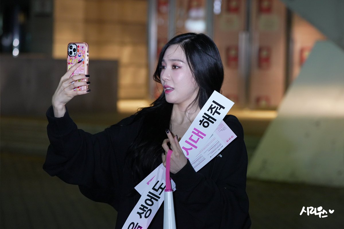 Sirius0628_pic's tweet photo. 220903 2022 Girls′ Generation Special Event - Long Lasting Love 퇴근길 Preview💕

서로 찍어주는 중…ing📸

#소녀시대 #GirlsGeneration #티파니 #TIFFANY https://t.co/bQNFEaliAX