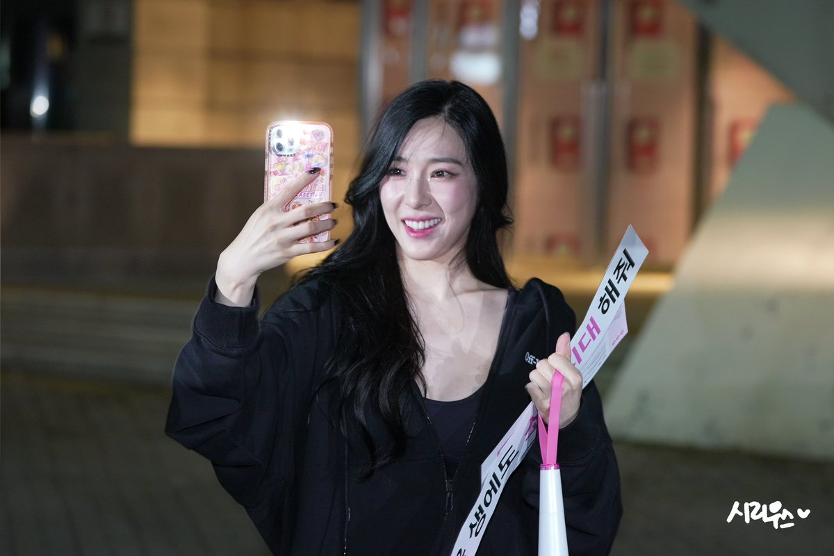 Sirius0628_pic's tweet photo. 220903 2022 Girls′ Generation Special Event - Long Lasting Love 퇴근길 Preview💕

서로 찍어주는 중…ing📸

#소녀시대 #GirlsGeneration #티파니 #TIFFANY https://t.co/bQNFEaliAX