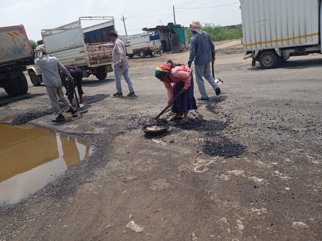 HemanNamo's tweet photo. Roads had potholes after Rains. The rains were 60% above normal in a short period. Now the best part is #GujaratGovernment is on a repairing campaign at war footing. #GujaratModel #GujaratRains https://t.co/fU3Z8Dz3dz