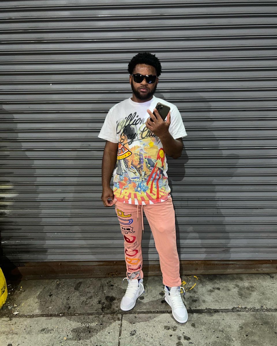 SU_boyboy's tweet photo. Remember all them nights, when I didn't have a thing
So it's only right a nigga living like a king 🚾🖤 https://t.co/ppTleAfA9r