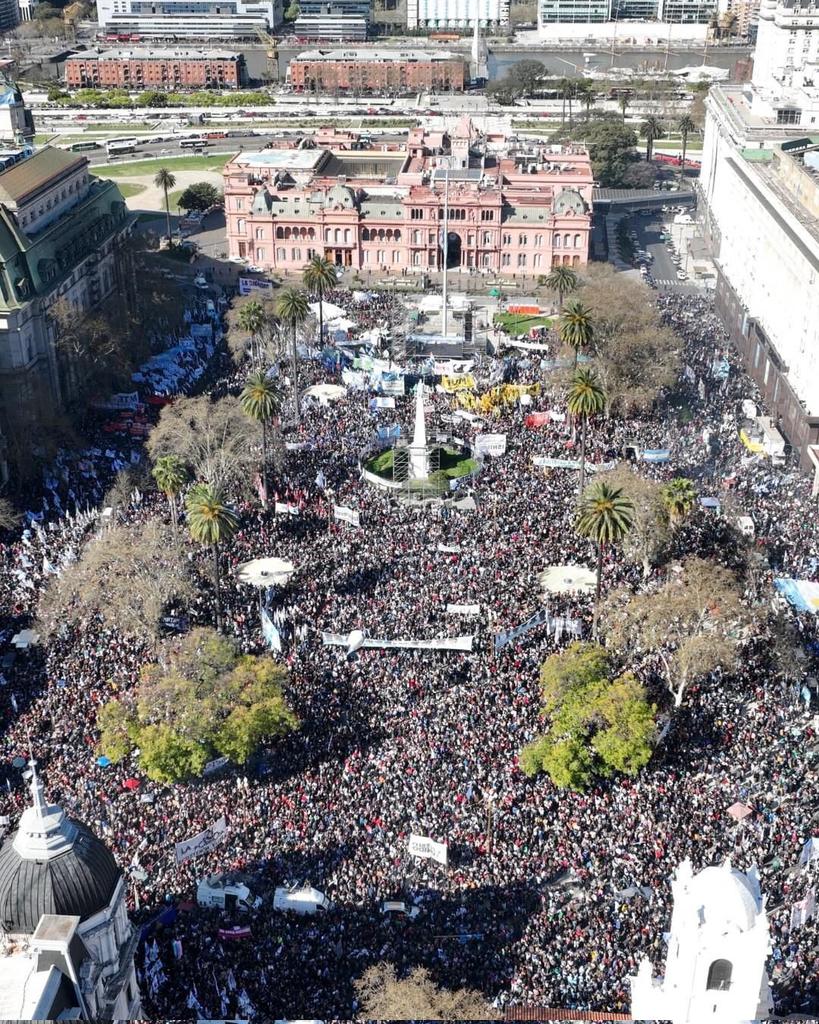 jppmescobar's tweet photo. Cristina es patria y la patria se defiende! ✌️🇦🇷

Marchamos hacia plaza de mayo en defensa de la democracia y de nuestra conductora. 

#TodosPorLaDemocracia 🤍 https://t.co/8Ne2zgtH52