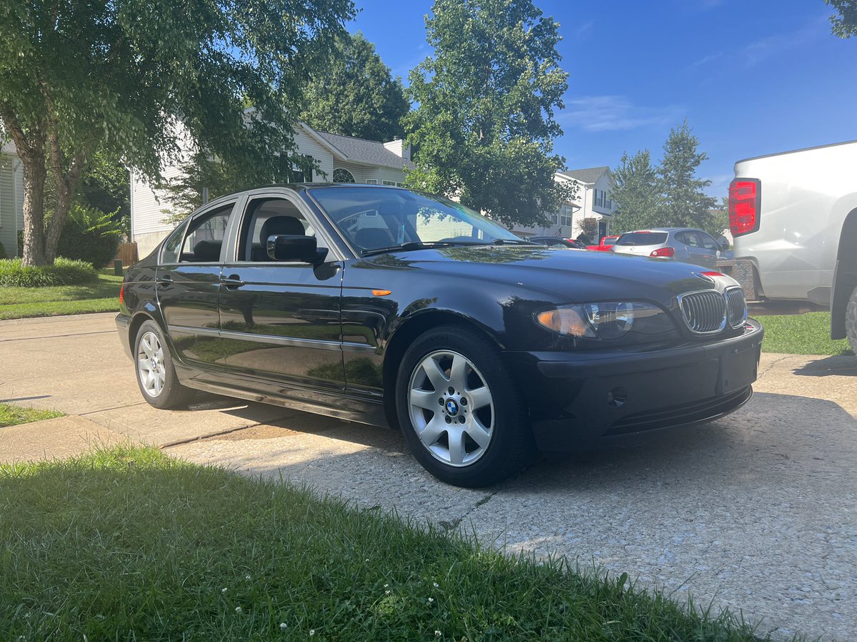 Lyss_Smith_'s tweet photo. y’all i sold my car to carvana. they paid me $3k more than the inn price and somehow was talking into buying a 2004 bmw and it’s broke asf 🤪🤪 so i guess stay tuned for the fun https://t.co/ZeLYl7uxWo