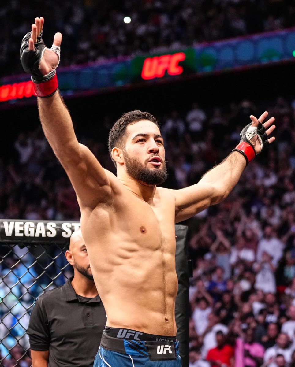 imavov1's tweet photo. MERCI à vous tous 🙏🏼 Je voulais finir le combat pour vous, mais mon adversaire a été un guerrier jusqu'au bout et j'espère que vous avez apprécié le show ✊🏼

Le public français vous avez été INCROYABLE, c'était fou de combattre au milieu d'une ambiance aussi folle. 🤩 https://t.co/pCLycwXq9F