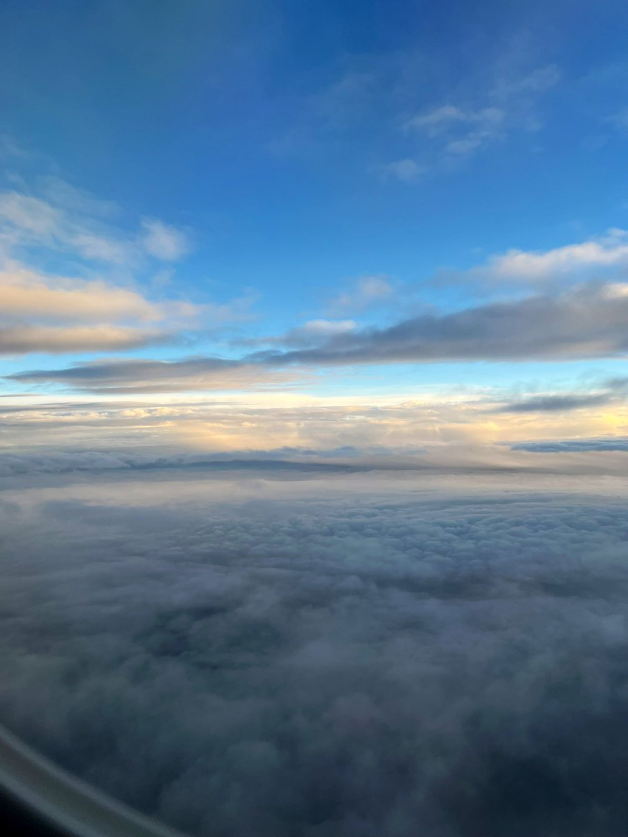 Lindz5280's tweet photo. Are you team Window or team Aisle? My Choice ⬇️ 💙 @united #beingunited #gateagent #AvGeek #travel https://t.co/nbmxTM6Xc6